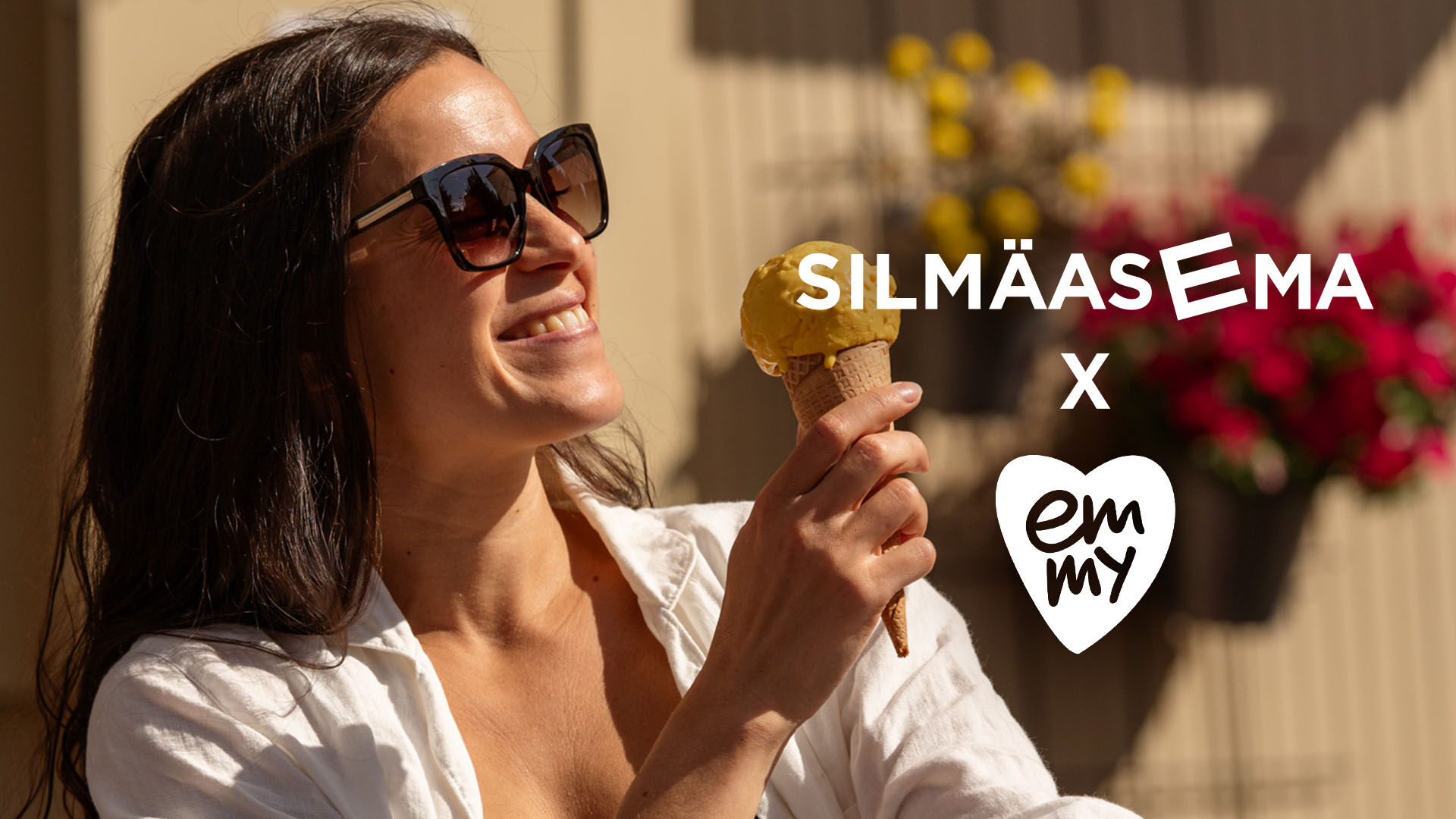 Aurinkolasip&auml;inen nainen j&auml;&auml;tel&ouml; k&auml;dess&auml; ulkona